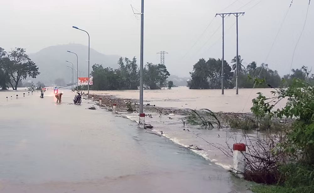 Bão số 12 khiến 2 người tử vong, nhiều thiệt hại tại các địa phương ảnh 2