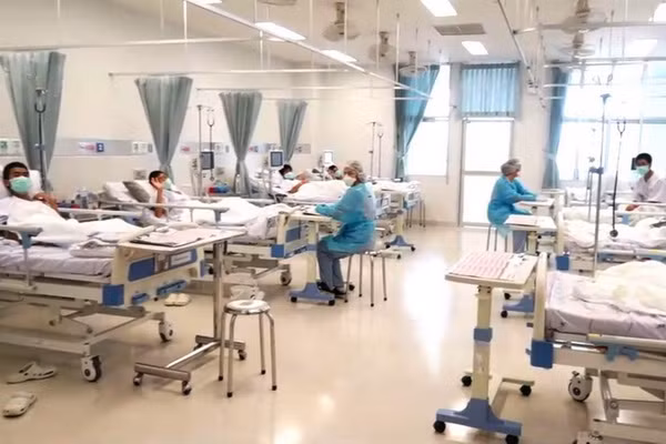 Các thành viên đội bóng Thái Lan sẽ họp báo trước khi ra viện ảnh 1
