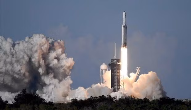 SpaceX thực hiện thành công vụ phóng thương mại đầu tiên ảnh 1