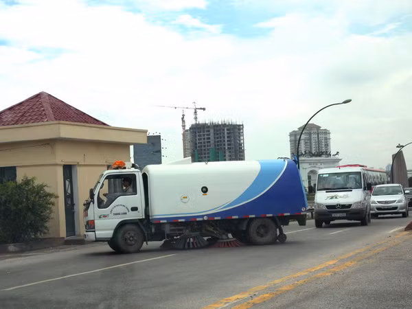Hà Nội đưa xe cơ giới chuyên dụng tiền tỷ vào quét dọn đường phố ảnh 1