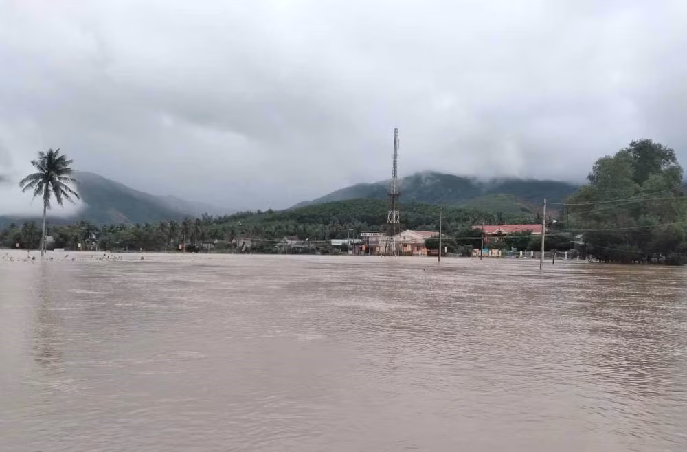 Bình Định: 19.000 học sinh phải nghỉ học do ngập lụt sau mưa lớn ảnh 1