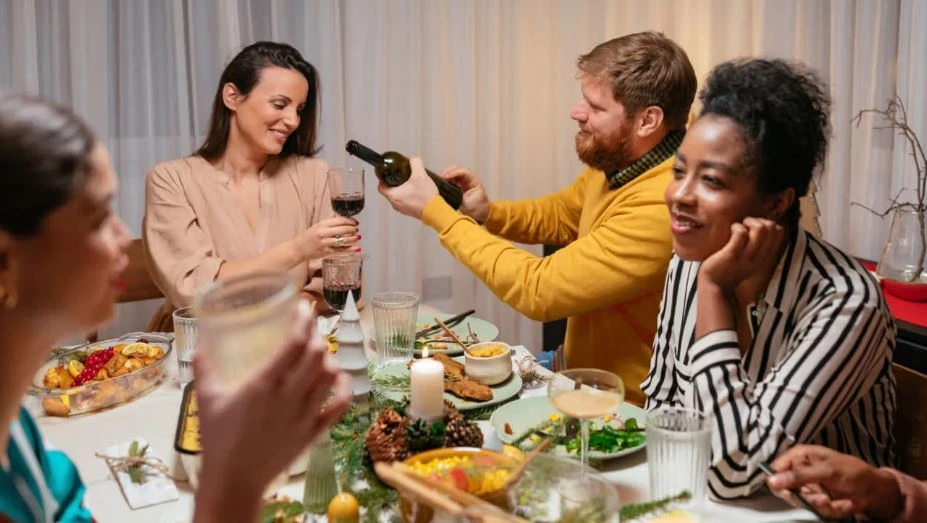 Bí quyết để bạn tiệc tùng cuối năm mà không bị rượu bia “đánh gục” | Vietnam+ (VietnamPlus)