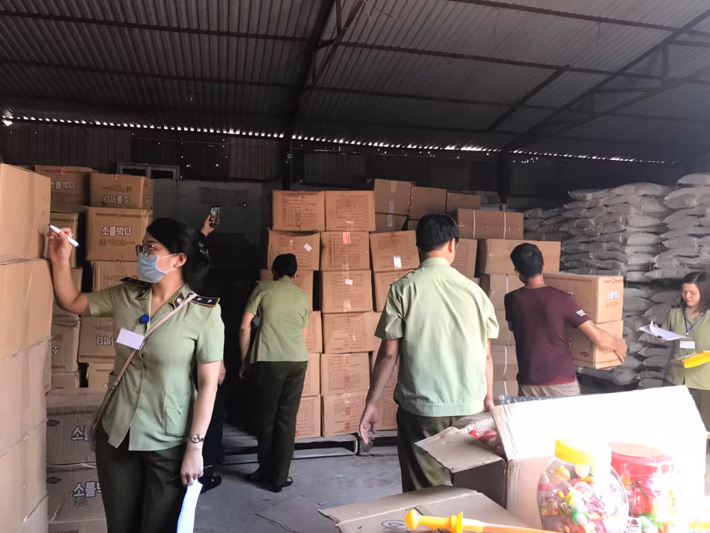 Bắt giữ lượng lớn bánh kẹo, đồ chơi nhập lậu đang ‘tuồn’ vào Hà Nội ảnh 1