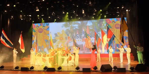 Tưng bừng liên hoan ca múa nhạc chào mừng ASEAN 50 tuổi ảnh 1
