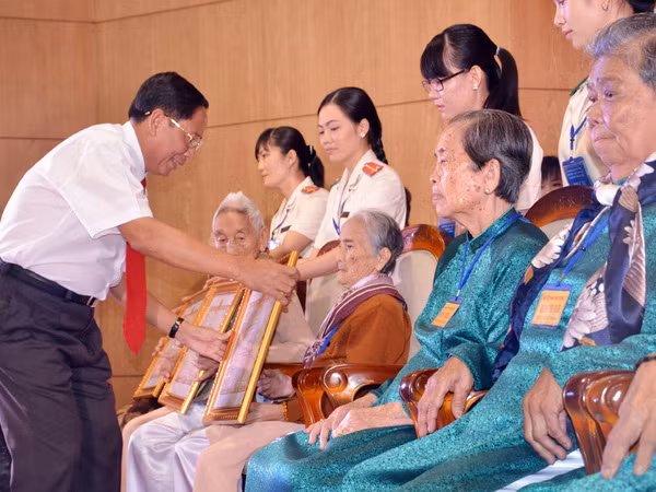 Đắk Lắk trao tặng, truy tặng danh “Bà mẹ Việt Nam anh hùng" ảnh 1