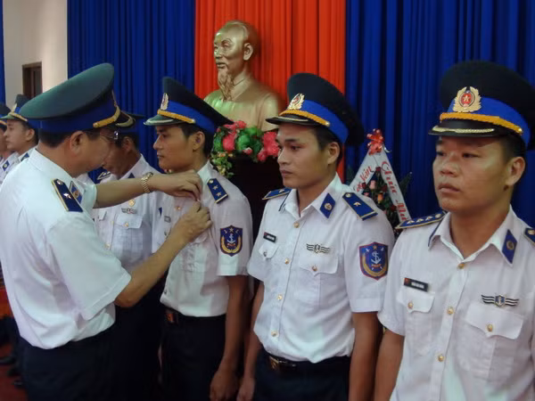 67 chiến sỹ vùng cảnh sát biển 3 nhận huy hiệu "Tuổi trẻ dũng cảm” ảnh 1