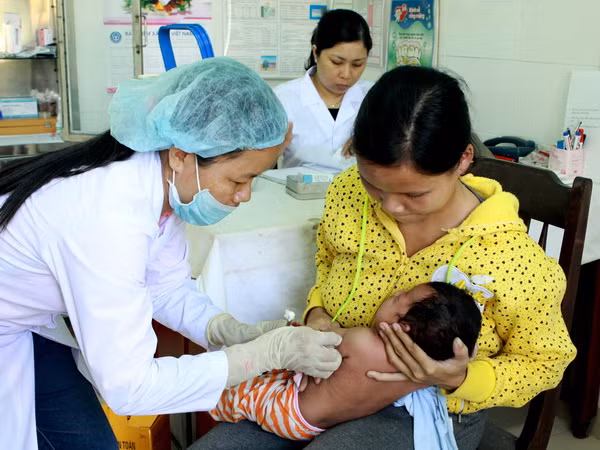 Khẩn trương xác định nguyên nhân bé trai tử vong sau tiêm vắcxin ảnh 1