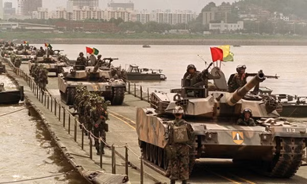 Một người Mỹ bị bắt khi tìm cách bơi sang Triều Tiên gặp Kim Jong-un ảnh 1