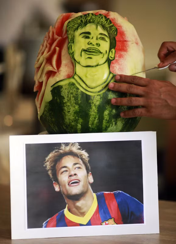 [Photo] Dưa hấu World Cup có hình Messi, Ronaldo và Neymar ảnh 2