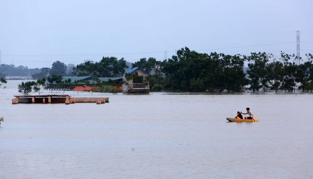 Mưa lớn kéo dài đến đầu tháng Tám, nguy cơ lũ quét và sạt lở đất ảnh 1