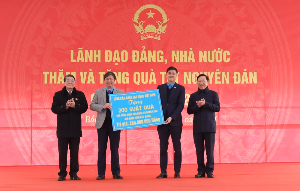 Pho Chu tich QH tang qua3.jpeg