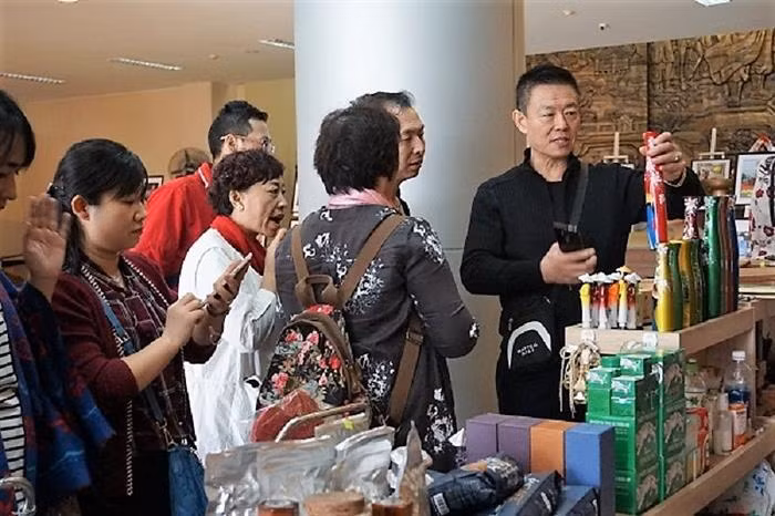 Du lịch giá rẻ từ Trung Quốc làm méo mó môi trường du lịch Hạ Long ảnh 1