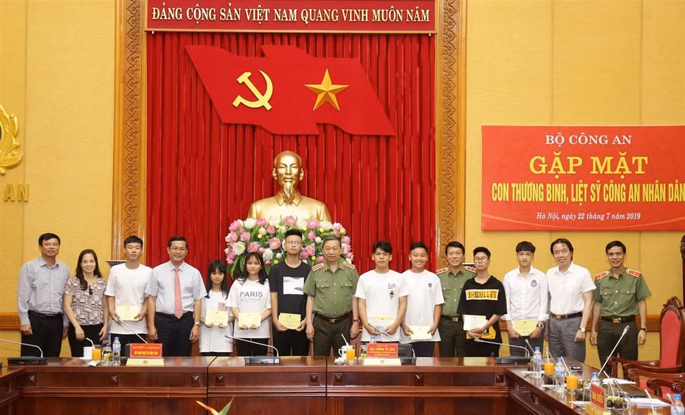 Bộ Công an tri ân các gia đình thương binh-liệt sỹ của ngành ảnh 1