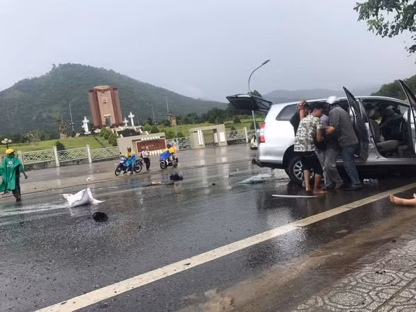 Tuyên Quang: Ôtô con đối đầu xe khách, 5 người bị thương ảnh 1