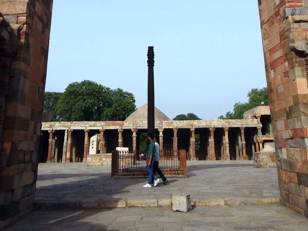 Bí ẩn cây cột sắt Qutub Minar không bị rỉ sau 1.600 năm ảnh 1