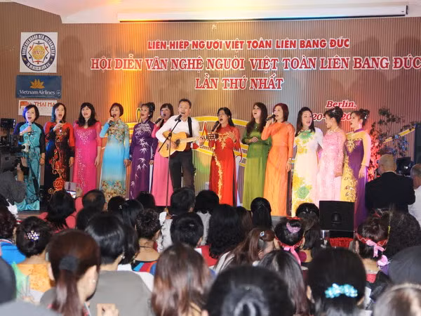 Sôi nổi hội diễn văn nghệ người Việt toàn liên bang Đức ảnh 1