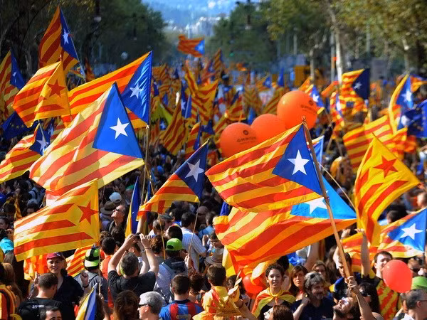 Tây Ban Nha: Lãnh đạo vùng Catalonia kêu gọi trưng cầu về độc lập ảnh 1