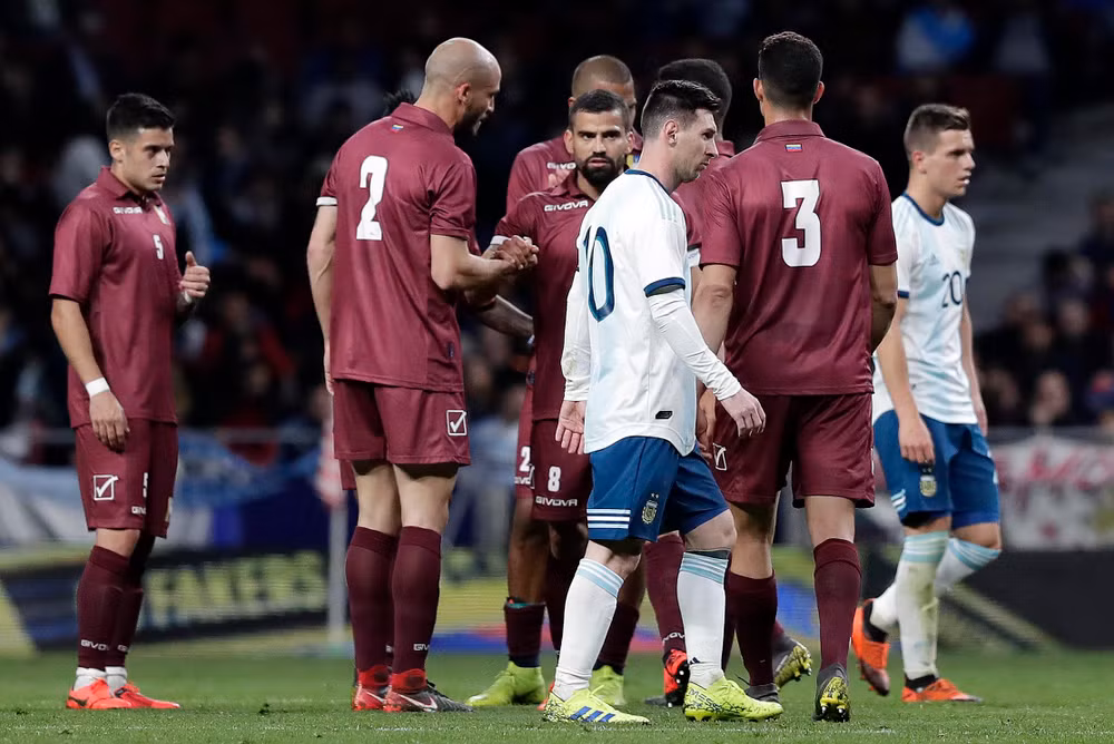 Argentina - Venezuela: Áp lực đè nặng lên đôi chân Messi ảnh 2