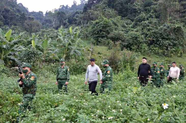 Triệt phá đường dây đưa người nước ngoài vượt biên trái phép sang Lào ảnh 1