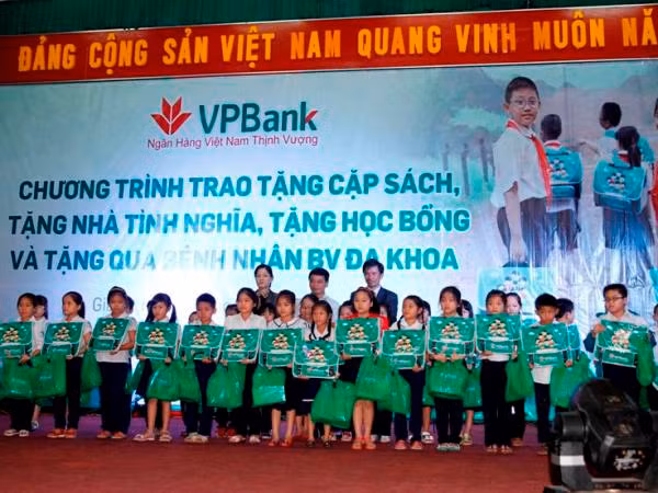 VPBank chắp cánh ước mơ đến trường cho các em học sinh ảnh 1