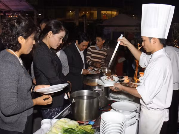 Standard Chartered đầu tư 35 triệu USD vào chuỗi nhà hàng Việt ảnh 1