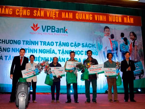 VPBank chắp cánh ước mơ đến trường cho các em học sinh ảnh 2