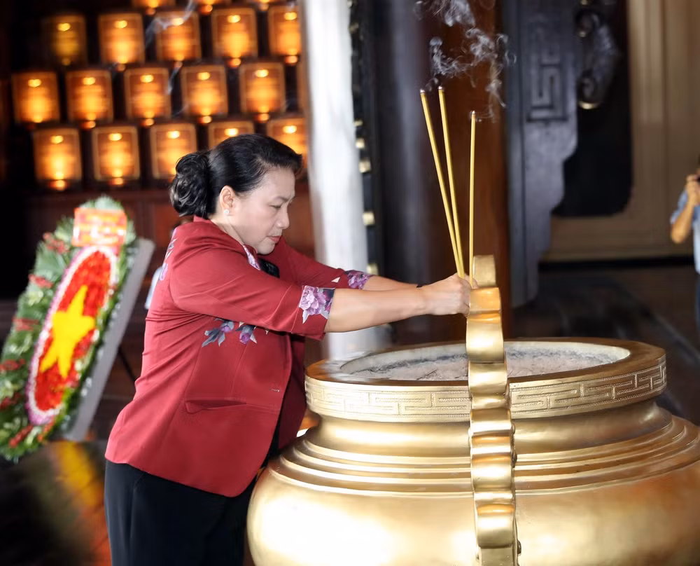 Chủ tịch Quốc hội tưởng niệm các anh hùng, liệt sỹ tại TP.HCM ảnh 2