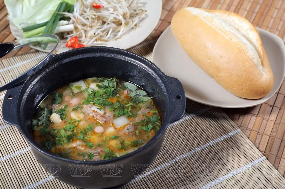 Bánh mỳ bò hầm Việt Nam hấp dẫn thực khách muôn phương ảnh 1