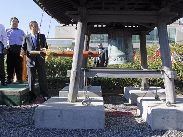Tổng thư ký Liên hợp quốc Ban Ki-moon thỉnh Chuông Hòa bình ảnh 1