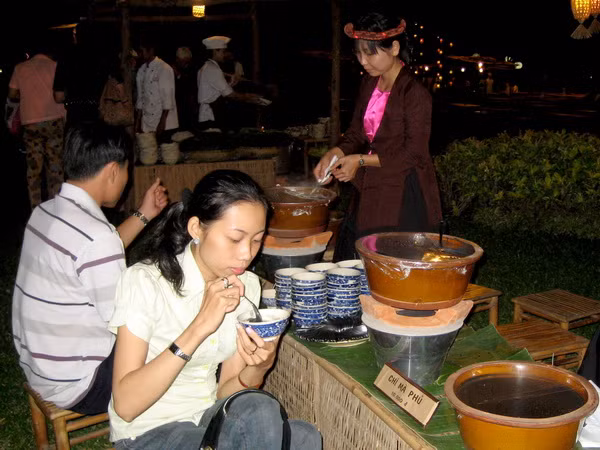 Hà Nội chính thức khai trương tuyến phố ẩm thực Hàng Buồm ảnh 1