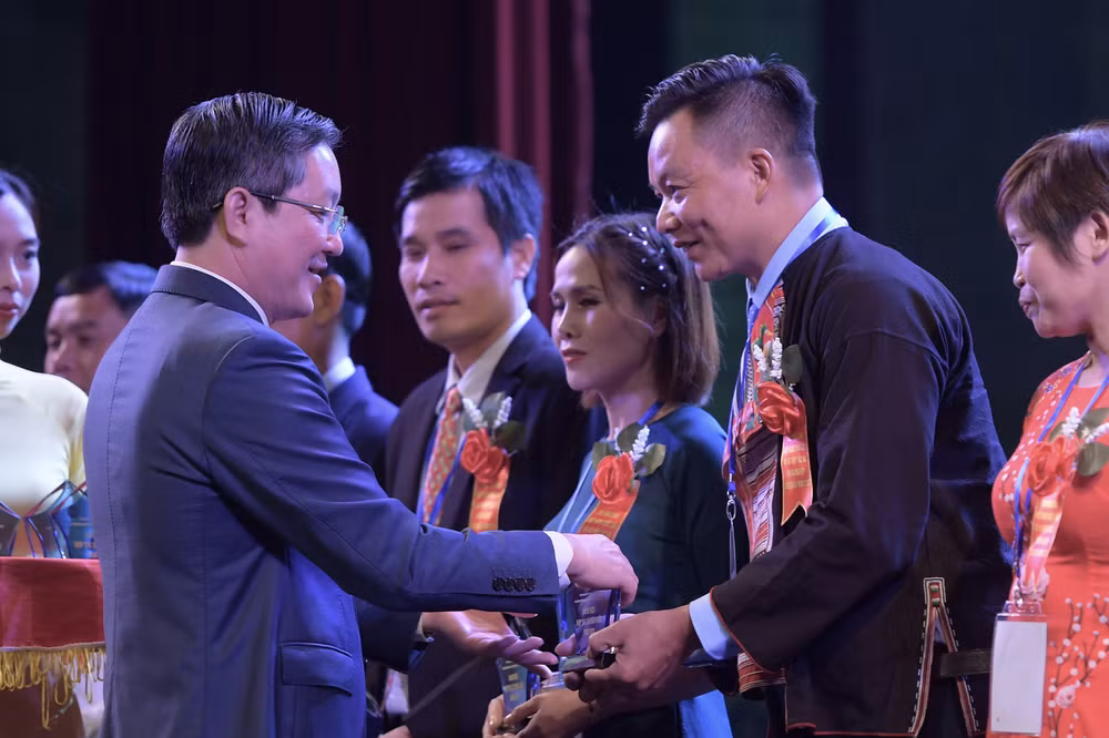 Tôn vinh điển hình Nông dân Việt Nam xuất sắc và Hợp tác xã tiêu biểu ảnh 2