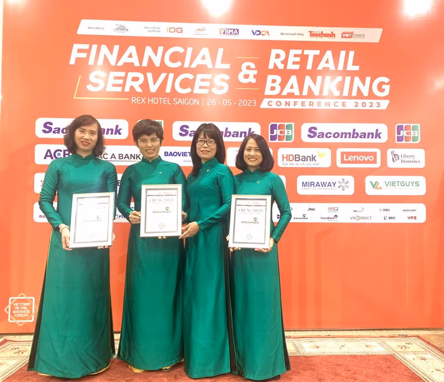 Vietcombank được trao 3 giải thưởng tại Diễn đàn Ngân hàng bán lẻ ảnh 2