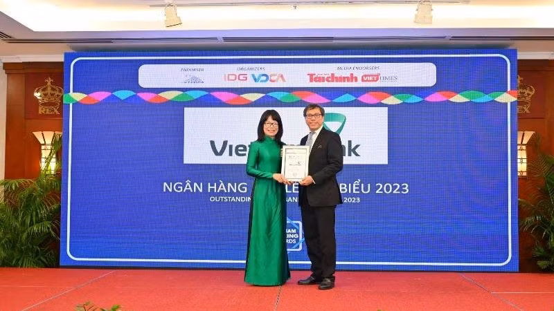 Vietcombank được trao 3 giải thưởng tại Diễn đàn Ngân hàng bán lẻ ảnh 1