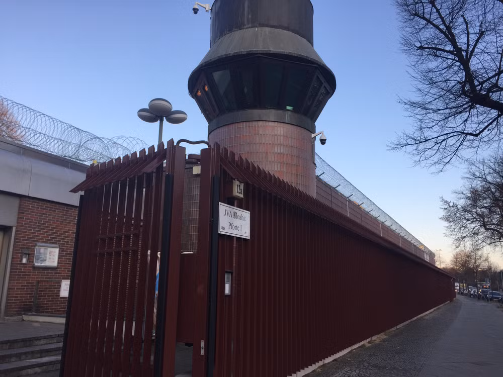 Đại sứ quán tặng quà Tết các nghi phạm, tù nhân người Việt ở Berlin ảnh 1