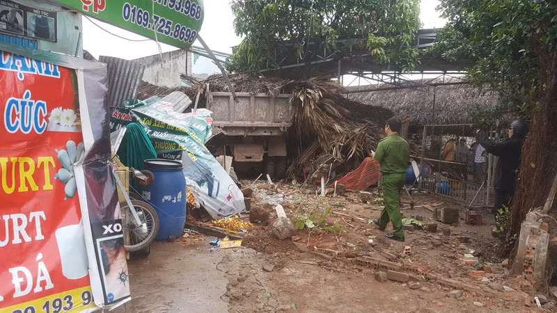 Xe ben mất lái lao qua dải phân cách, tông sập một quán càphê ảnh 2