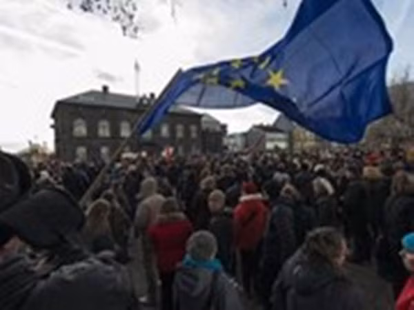 Iceland: Biểu tình rầm rộ phản đối chính phủ từ bỏ EU ảnh 1