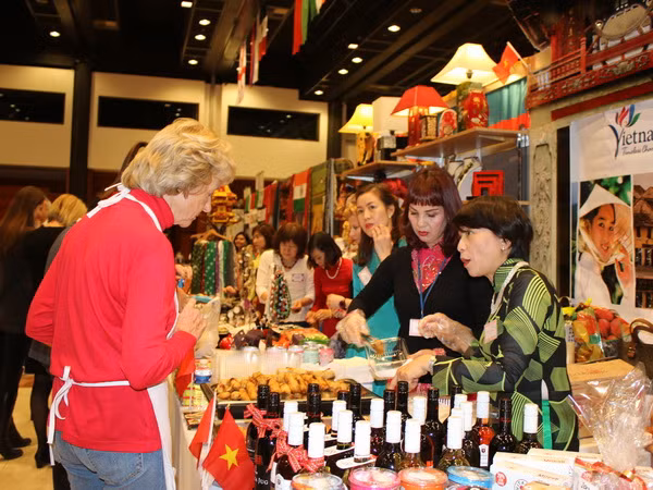 Việt Nam tích cực tham gia Hội chợ Giáng sinh từ thiện Praha 2016 ảnh 1