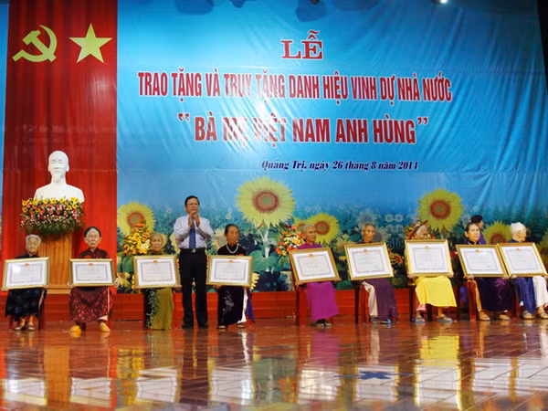 405 mẹ ở Bến Tre nhận danh hiệu “Bà mẹ Việt Nam anh hùng” ảnh 1
