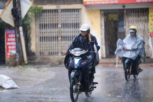 Nhiều khu vực trong cả nước đều có mưa và dông vào đêm nay ảnh 1