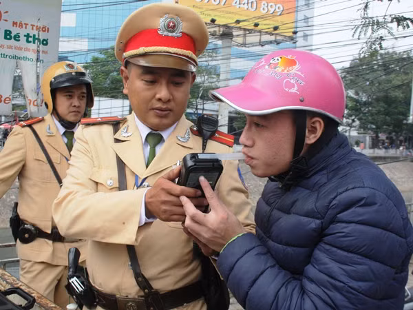 Sẽ hình sự hóa hành vi uống rượu bia gây tai nạn giao thông? ảnh 1