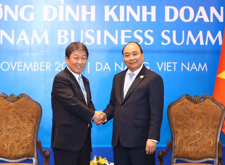 Thủ tướng Nguyễn Xuân Phúc tiếp Bộ trưởng Tái thiết kinh tế Nhật Bản ảnh 1
