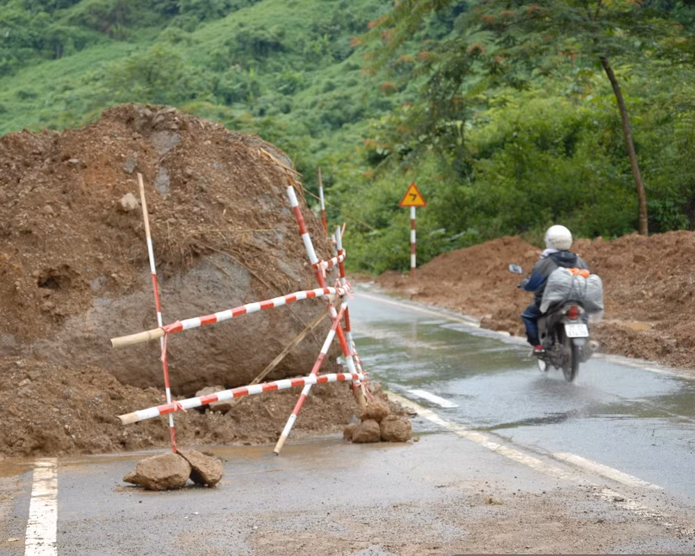 Thông xe tuyến Quốc lộ 279 sau hơn 24 giờ bị tắc nghẽn ảnh 1