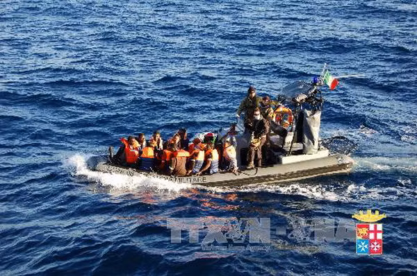 Italy cứu hơn 200 người nhập cư gặp nạn trên biển ảnh 1