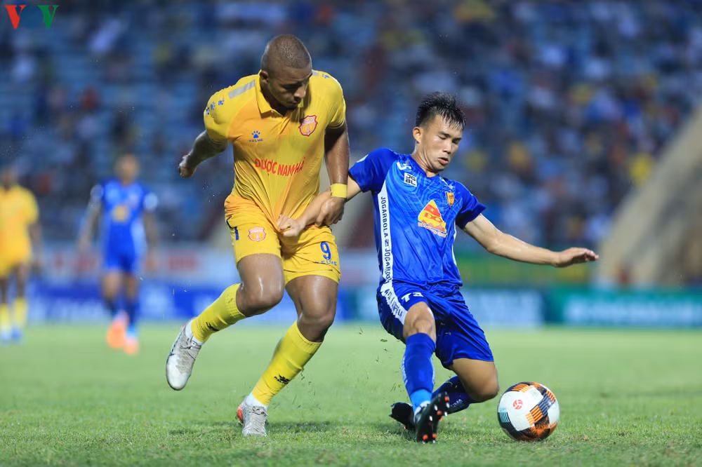 V-League: Hải Phòng và Quảng Nam đều thắng, cuộc đua trụ hạng gay cấn ảnh 2