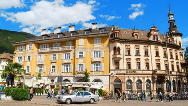 Khám phá vẻ đẹp của thành phố được coi là đáng sống nhất Italy ảnh 1