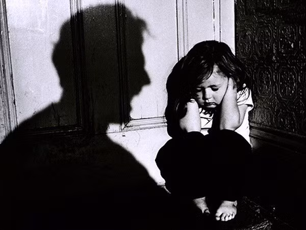 Bé gái nghi bị dí sắt nung vào người đã được cách ly khỏi bố và mẹ kế ảnh 2