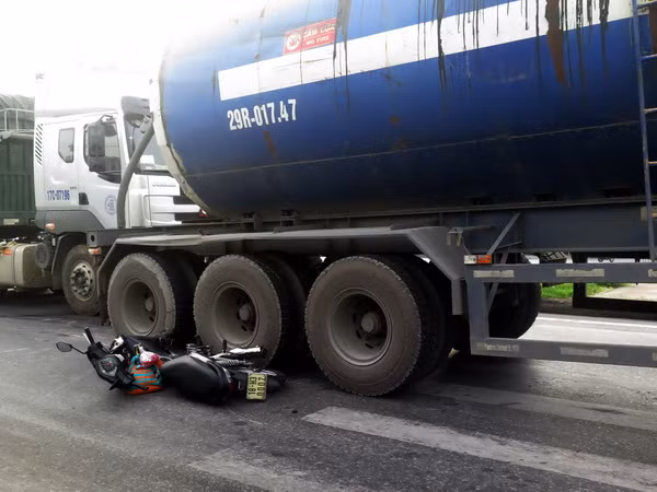 Xe bồn chở xăng dầu gây tai nạn, một cháu bé thiệt mạng ảnh 1