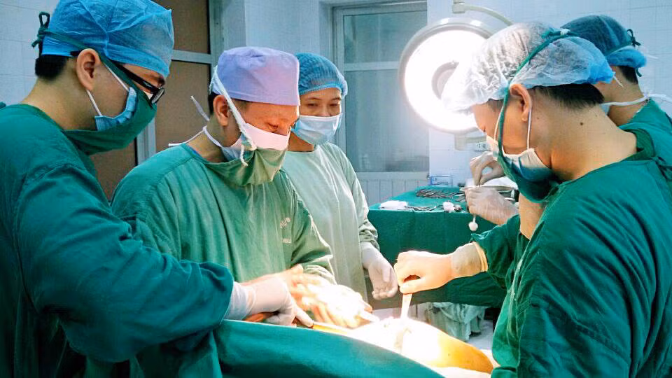 Bệnh viện Hà Đông thay khớp háng thành công cho cụ bà 100 tuổi ảnh 1