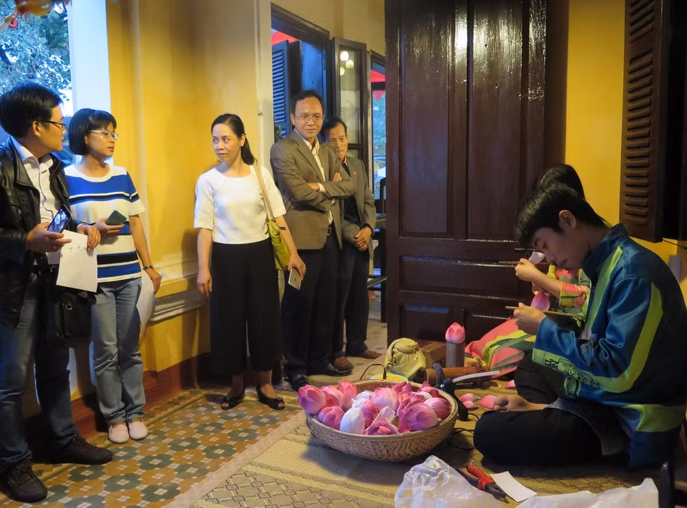 Huế: Làng nghề hoa giấy Thanh Tiên, tranh làng Sình thu hút du khách ảnh 1