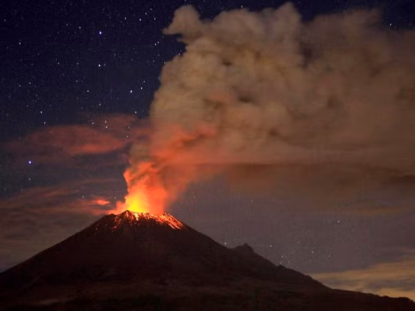 Hoạt động hàng không tại Mexico bị ảnh hưởng do núi lửa phun trào ảnh 1